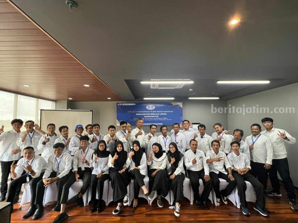 Ratusan Ojol di Malang Ikuti Diklat Keselamatan Berlalu Lintas Ratusan Ojol dan Driver ikuti Diklat Keselamatan Berlalu-lintas di Kepanjen, Kabupaten Malang, Jumat (3/3/2023).