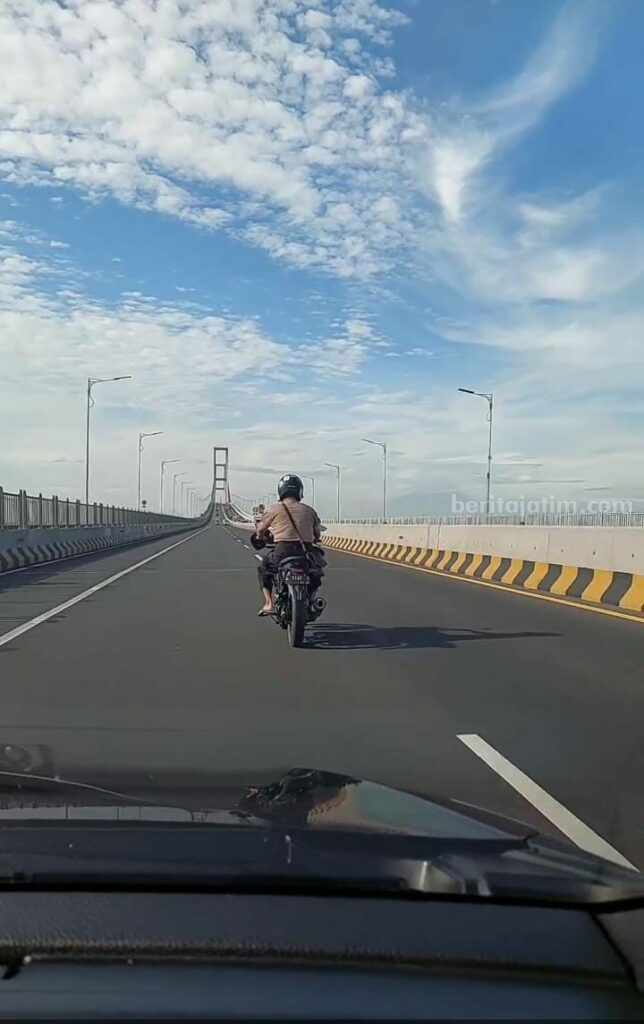 Berseragam Mirip Polisi, Naik Motor tapi Gunakan Jalur Roda Empat di Jembatan Suramadu video polisi