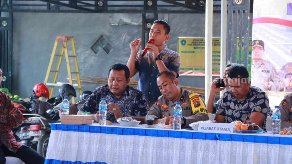 Warga Driyorejo Curhat ke Polres Gresik Wakapolres Gresik Kompol Erika Purwana Putra (dua dari kanan) saat mendengarkan curhat warga Driyorejo