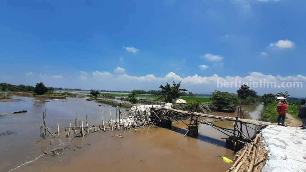 Tanggul Sungai Sumberkembang di Desa Kedunggempol, Kecamatan Mojosari, Kabupaten Mojokerto yang jebol. [Foto : Misti/beritajatim.com]