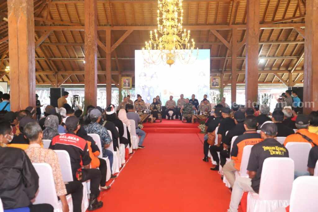 Waka Polda Jatim Irjen Pol Drs Slamet Hadi Supraptoyo saat menghadiri Jumat Curhat di Pendopo Agung Trowulan, Kabupaten Mojokerto. [Foto : Misti/beritajatim.com]