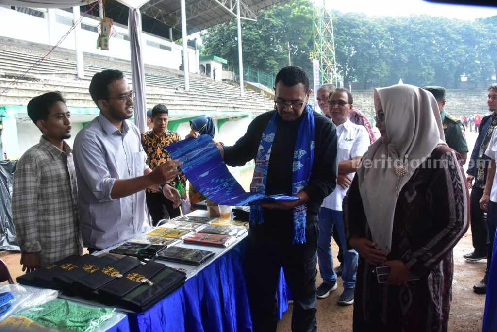 Staf Khusus III Menteri BUMN Arya Sinulingga (kiri) didampingi Wabup Gresik Aminatun Habibah saat meninjau pelaku usaha UMKM