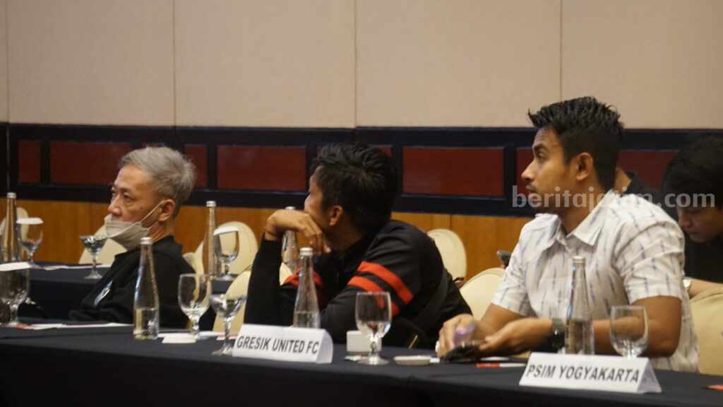 CEO Gresik United Muhammad Allan (kanan) saat mengikuti sarasehan sepak bola nasional