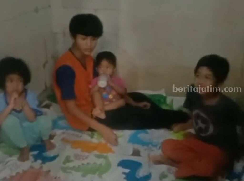 Bapak Masuk Bui, Remaja Bangkalan Rawat 3 Adik dan Ibu ODGJ Moh Syarifin (16) atau Ipin seorang remaja di Bangkalan dan keluarganya (Foto: Zamachsari/beritajatim.com)