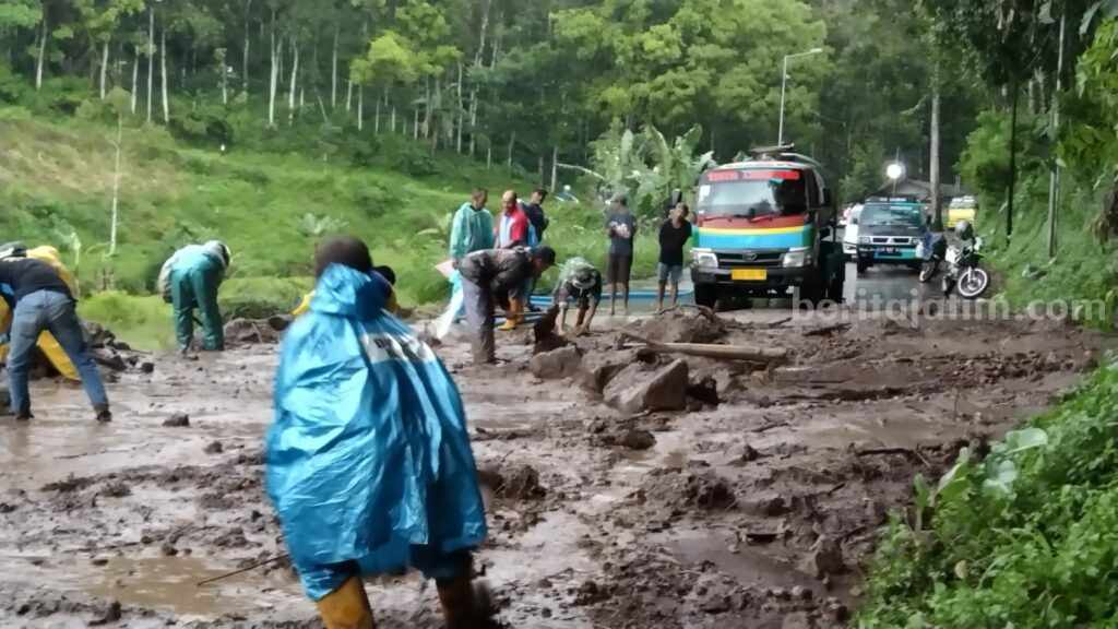 Tanah Longsor Tutup Jalur Trawas-Pacet Mojokerto longsor pacet