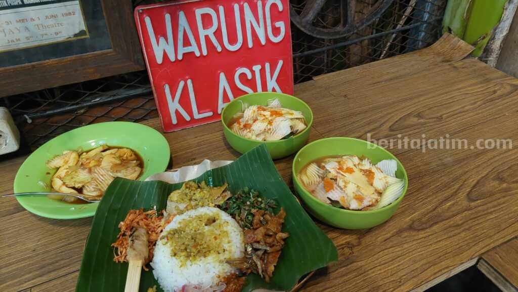 Menu khas Bali seperti kuah pindang, nasi jinggo, ayam betutu dan sate plencing ala omah Wasik di Dukuh Kupang Timur, Surabaya