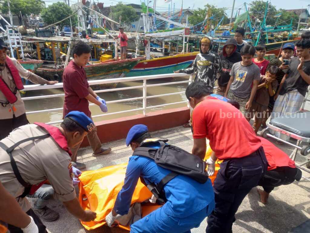 Satpolairud Polres Pasuruan saat melakukan evakuasi mayat perempuan tanpa identitas.