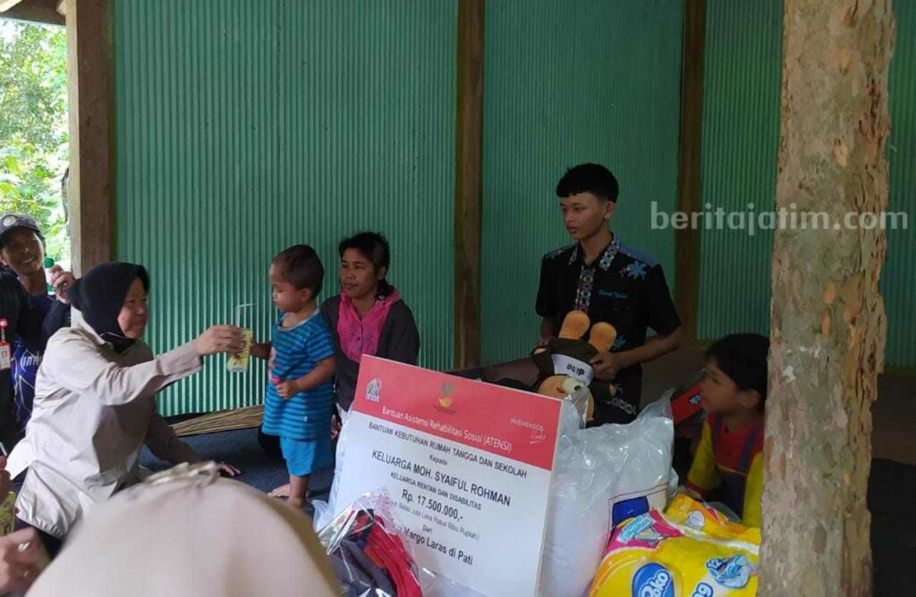 Mensos Sambangi Remaja Bangkalan Rawat Tiga Adik dan Ibu ODGJ Mensos RI Tris Rismaharini saat mengunjungi rumah Ipin remaja merawat adik dan ibu ODGJ di Bangkalan (Foto: Zamachsari/beritajatim.com)
