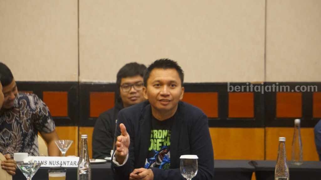 Presiden Persebaya, Azrul Ananda saat sarasehan sepak bola di Surabaya, Sabtu lalu