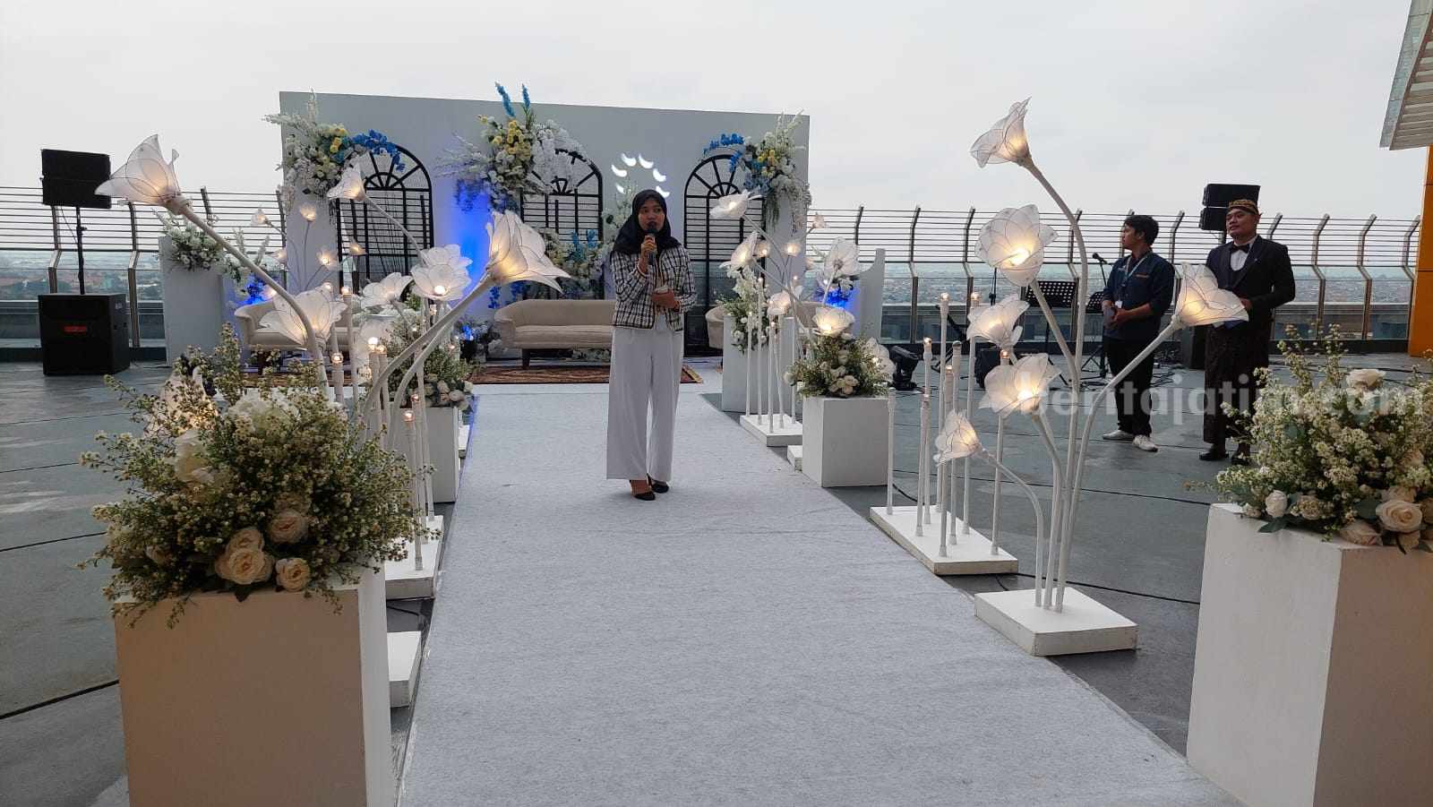 Simulasi wedding dengan konsep outdoor di Gedung Aseec Universitas Airlangga, Surabaya