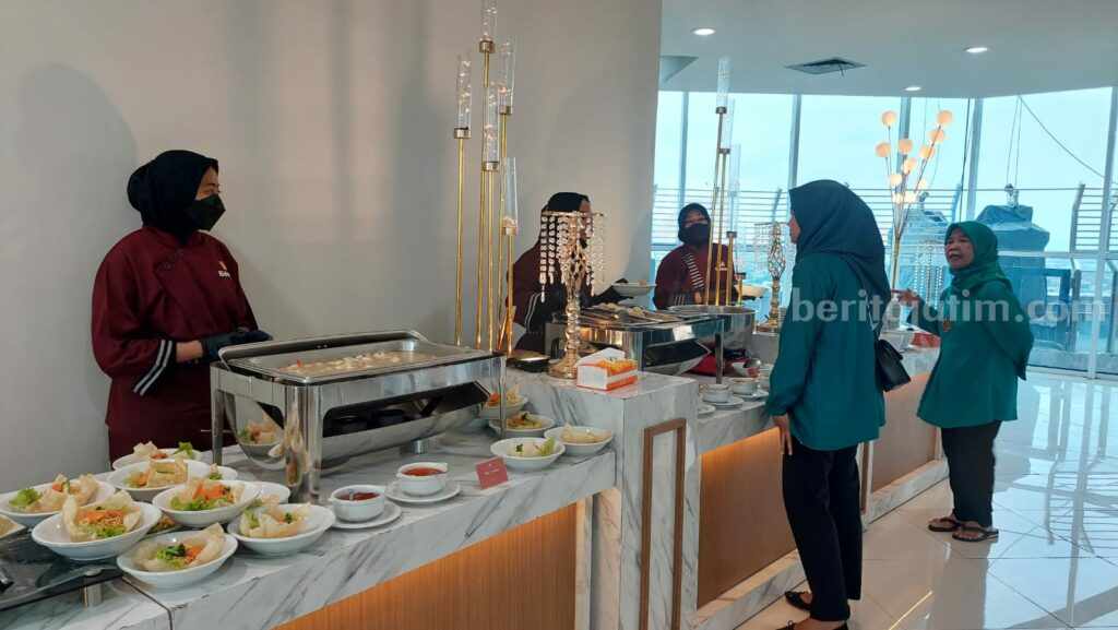 Simulasi wedding dengan konsep outdoor di Gedung Aseec Universitas Airlangga, Surabaya