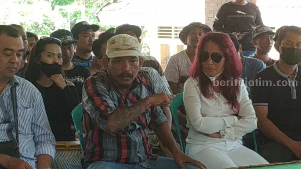 Aksi warga Desa Gondang, Kecamatan Gondang, Kabupaten Mojokerto dan perwakilan kontraktor di Balai Desa Gondang. [Foto : Misti/beritajatim.com]