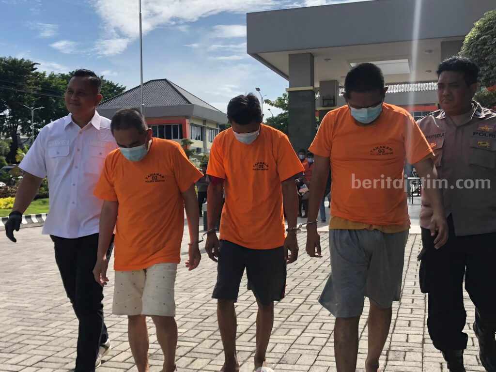 Pelaku curanmor dibawa petugas usai ditangkap