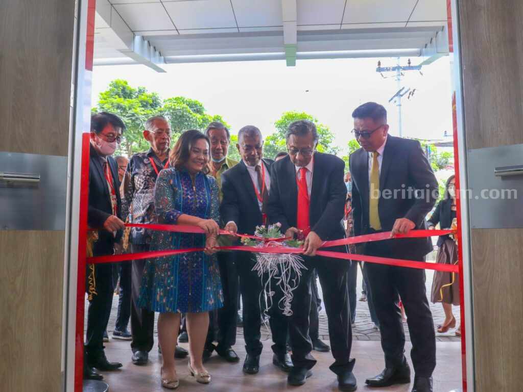 RS Ubaya Resmi Buka Layanan Kesehatan untuk Publik Pemotongan pita pada soft launching RS Ubaya di Jalan Raya Panjang Jiwo Permai No. 89 Surabaya.