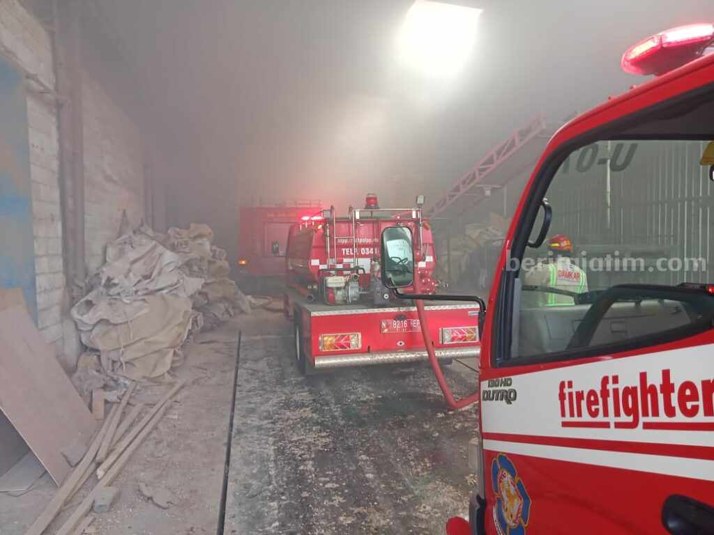 Pabrik Penggergajian Kayu di Singosari Malang Terbakar Kebakaran di PT. Aharu Cakra Indonesia di Jalan Ardimulyo Randu Agung, Kecamatan Singosari, Kabupaten Malang, Senin (6/3/2023) siang ini.
