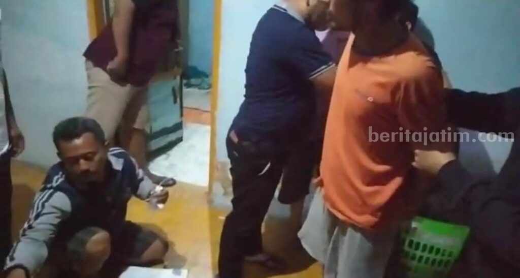 Penggerebekan pesta sabu di Bangkalan (Foto: Zamachsari/beritajatim.com).