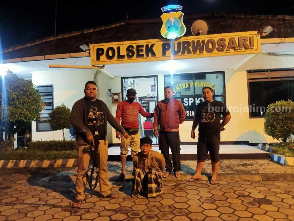 Tersangka Sulaiman (28), warga Desa Kedemungan, Kecamatan Purwosari, Kabupaten Pasuruan saat diamankan petugas Polsek Purwosari, Pasuruan