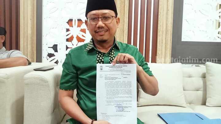 Ketua DPRD Kabupaten Pasuruan, Sudiono Fauzan menunjukan surat di ruangannya