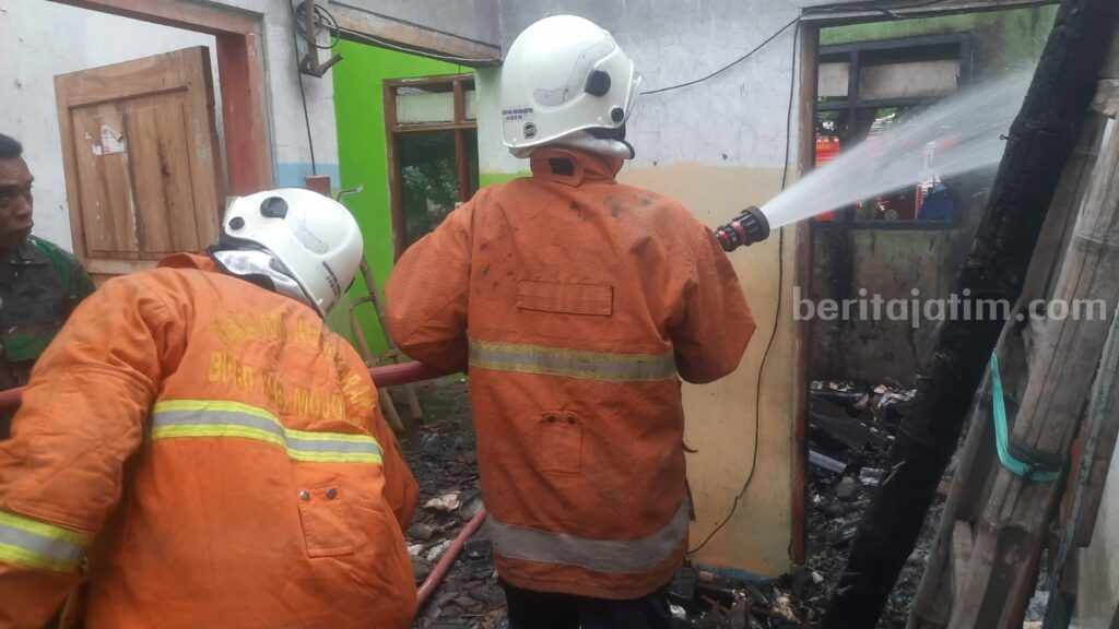 Petugas dari BPBD Kabupaten Mojokerto melakukan pemadaman kebakaran rumah di Dusun Kebongunung, Desa Segunung, Kecamatan Dlanggu, Kabupaten Mojokerto. [Foto : ist]