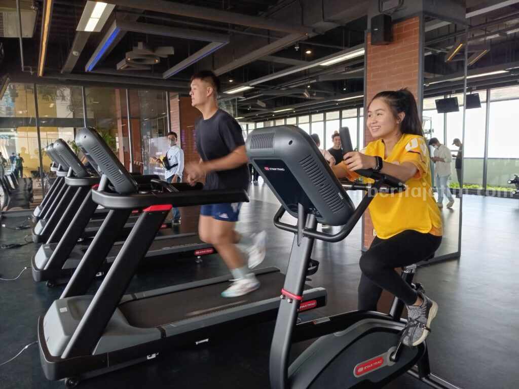 Sejumlah civitas akademika UK Petra Surabaya tengah gym di SkyFit@PCU