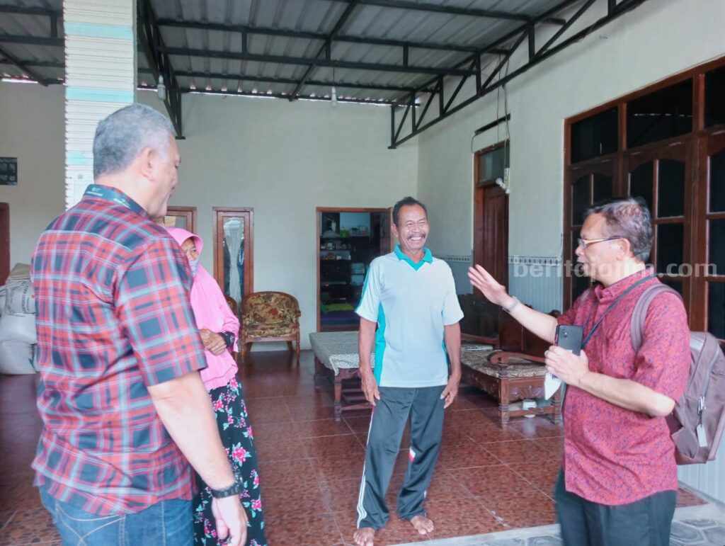 Tim Kementerian Kesehatan (Kemenkes) mengecek langsung pasien suspect chikungunya di Desa Baron, Kecamatan/ Kabupaten Magetan.