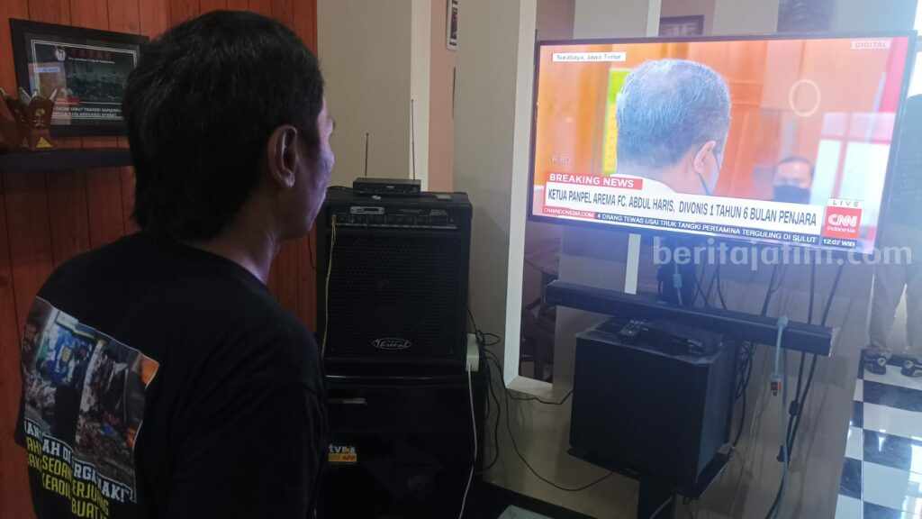 Devi Athok, keluarga korban tragedi Kanjuruhan menyaksikan sidang live, Kamis (8/3/2023).