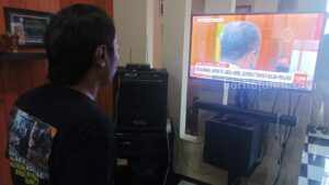 Devi Athok, keluarga korban tragedi Kanjuruhan menyaksikan sidang live, Kamis (8/3/2023).