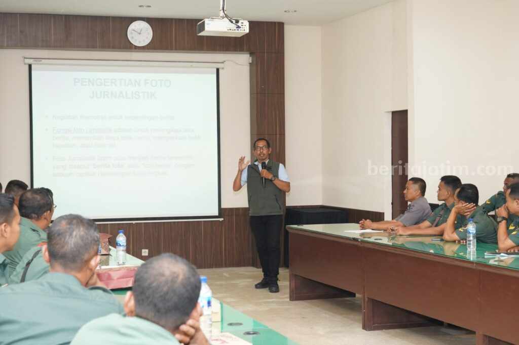 Boy Slamet Fotografer Harian Disway memberikan materi Fotografi Jurnalistik