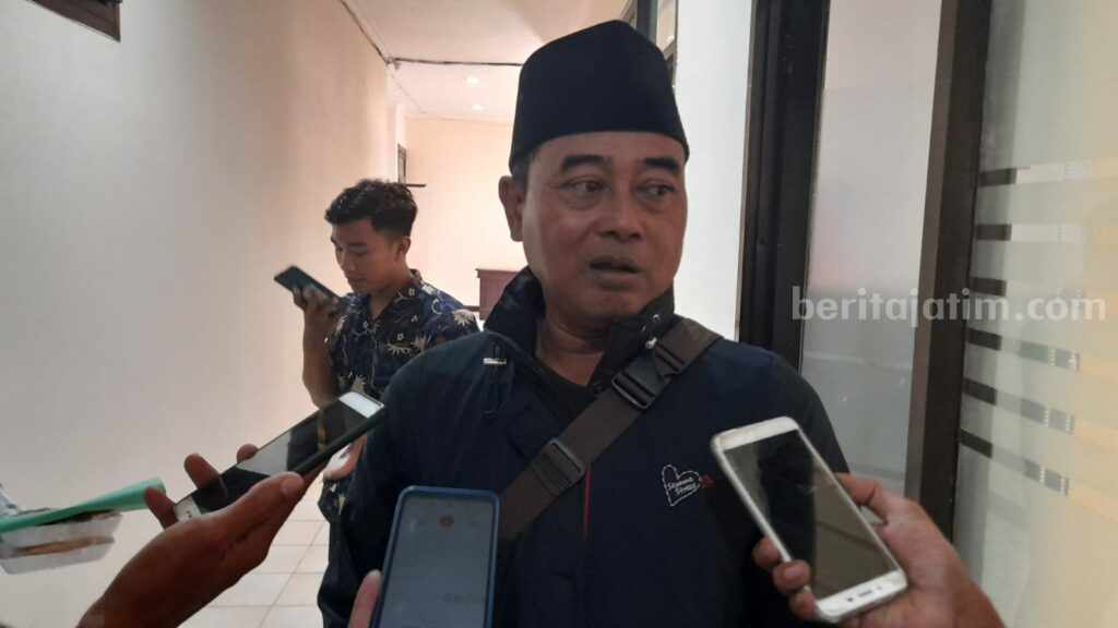 Warga Desa Pangongsean saat berada di kantor DPRD Sampang usai melakukan pertemuan dengan Komisi 1 (Foto: Zamachsari/beritajatim.com).