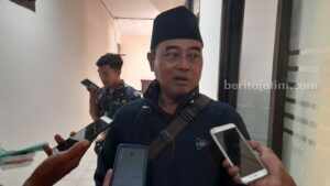 Warga Desa Pangongsean saat berada di kantor DPRD Sampang usai melakukan pertemuan dengan Komisi 1 (Foto: Zamachsari/beritajatim.com).