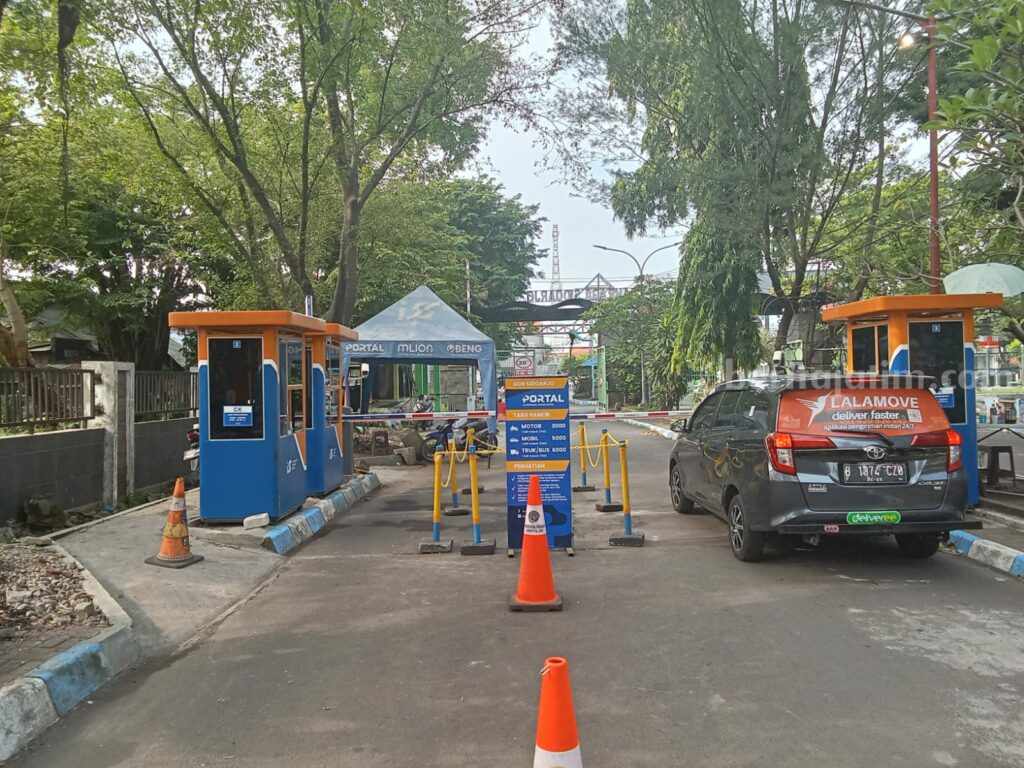 Sistem gate elektronik. Pengolaan parkir oleh PT ISS di area parkir timur Gor Sidoarjo