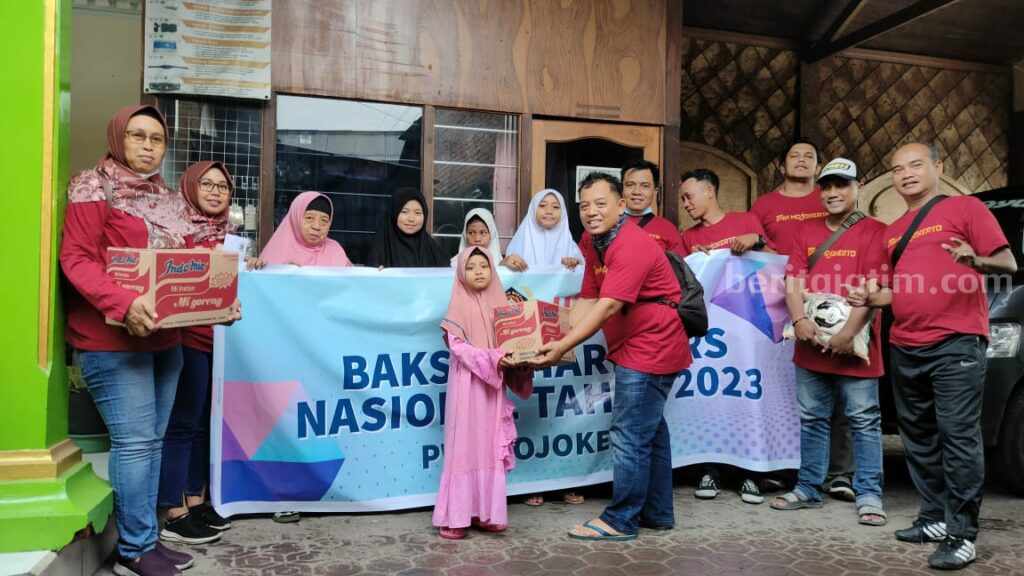 Anggota PWI Mojokerto berfoto bersama anak yatim Panti Asuhan Nurul Falah di Desa Banjaragung, Kecamatan Puri, Kabupaten Mojokerto. [Foto : ist]