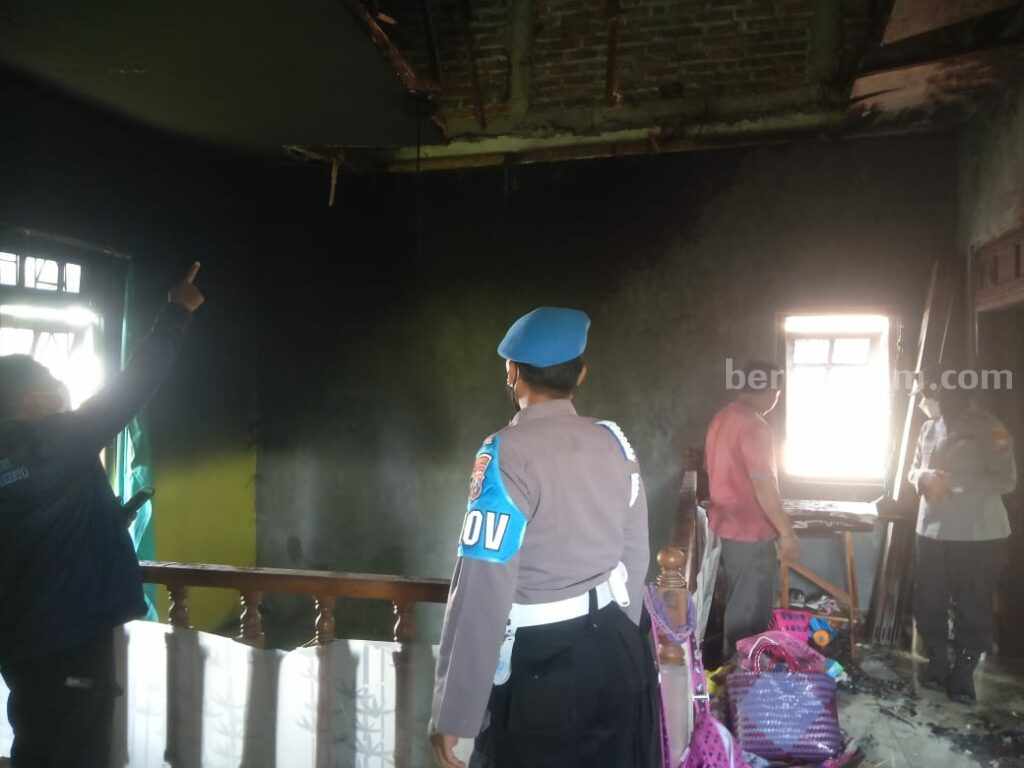 Kondisi rumah Suwarni (56) di Kemasan Gang 7, Kelurahan Blooto, Kecamatan Prajurit Kulon, Kota Mojokerto yang terbakar. [Foto : ist]