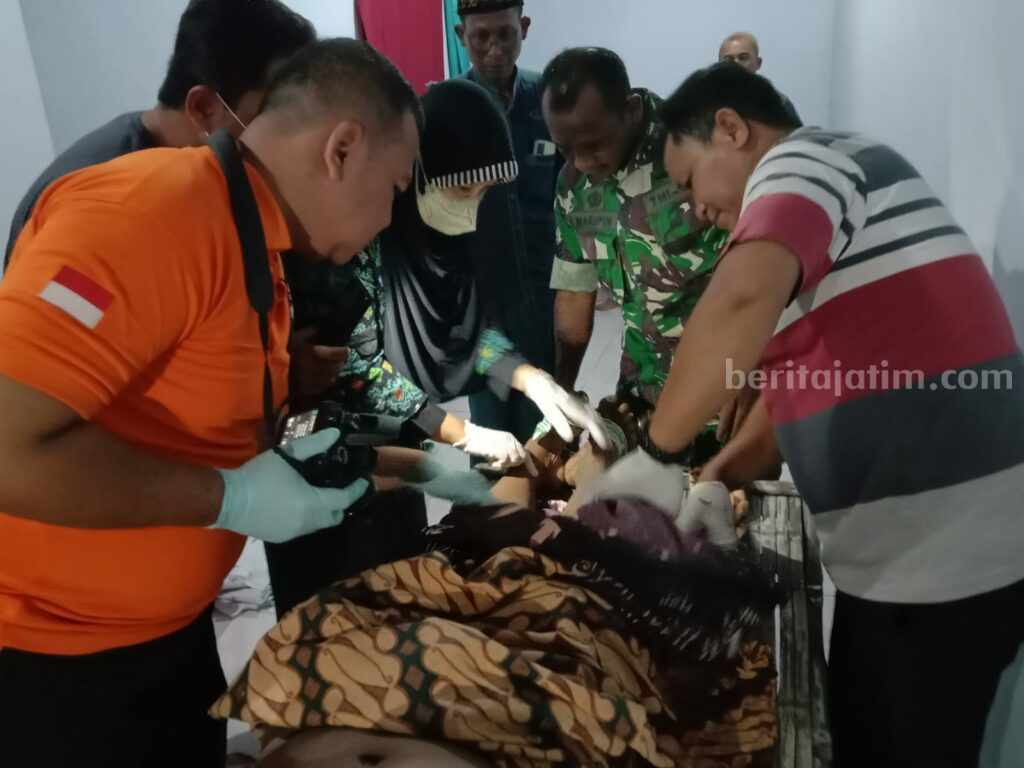 Petugas Unit Identifikasi Polres Mojokerto dan Puskesmas Pungging melakukan identifikasi jenazah. [Foto : ist]