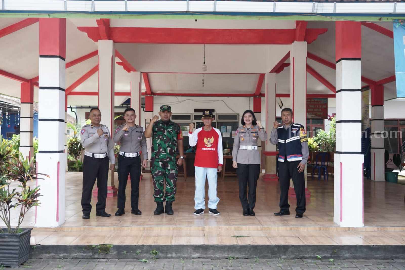 Kasatlantas Polres Malang, AKP Agnis J. Manurung dalam program Jumat Curhat dengan masyarakat Desa Tegalsari, Kecamatan Kepanjen, Kabupaten Malang, Jumat (10/3/2023) siang ini.