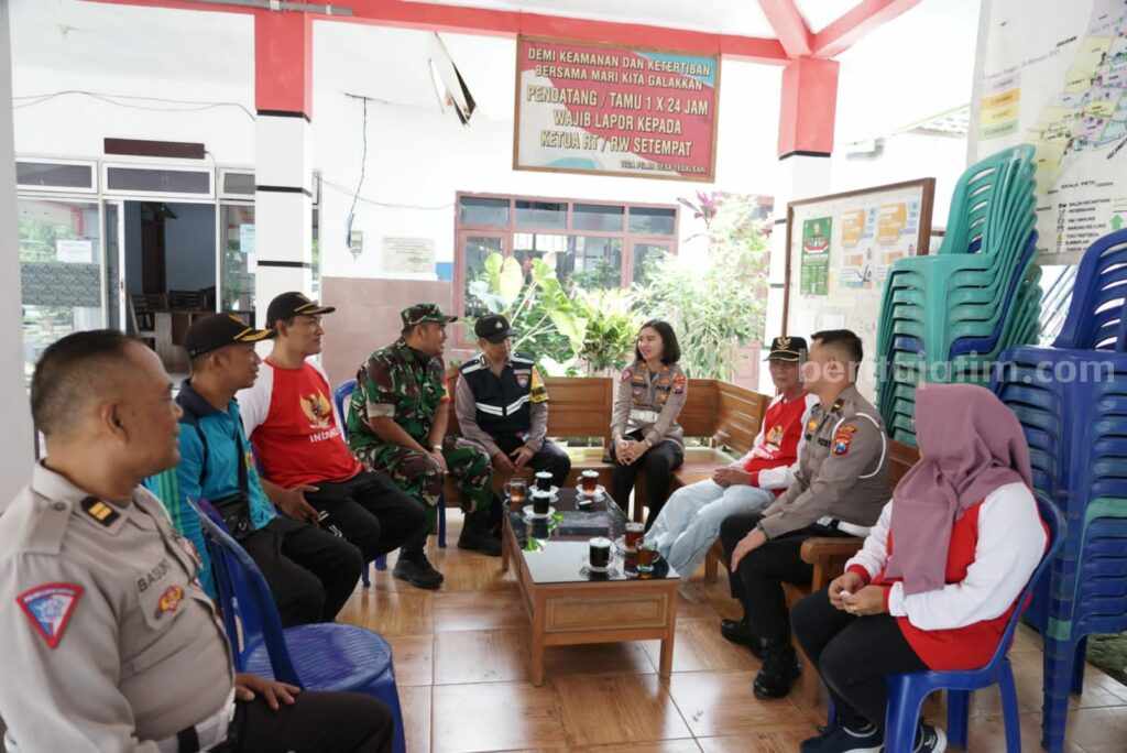 Kasatlantas Polres Malang, AKP Agnis J. Manurung dalam program Jumat Curhat dengan masyarakat Desa Tegalsari, Kecamatan Kepanjen, Kabupaten Malang, Jumat (10/3/2023) siang ini.