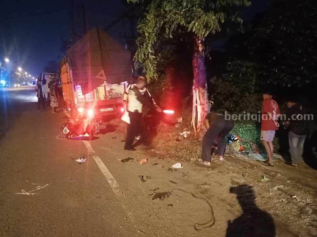 Petugas Satlantas Polres Mojokerto melakukan olah TKP. [Foto : ist]