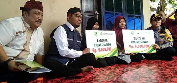 Bupati Sumenep dan Kepala Dinsos mengunjungi dan menyerahkan santunan pada korban meninggal kebakaran Plumpang beberapa waktu lalu (foto: ist)