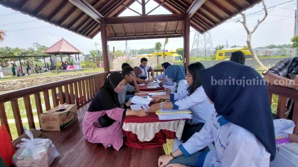 Hunian Segmen Milenial di Gresik Masih Diserbu Pembeli Masyarakat melakukan penandatanganan akta jual beli rumah. Sektor properti di Gresik masih menjanjikan untuk investasi