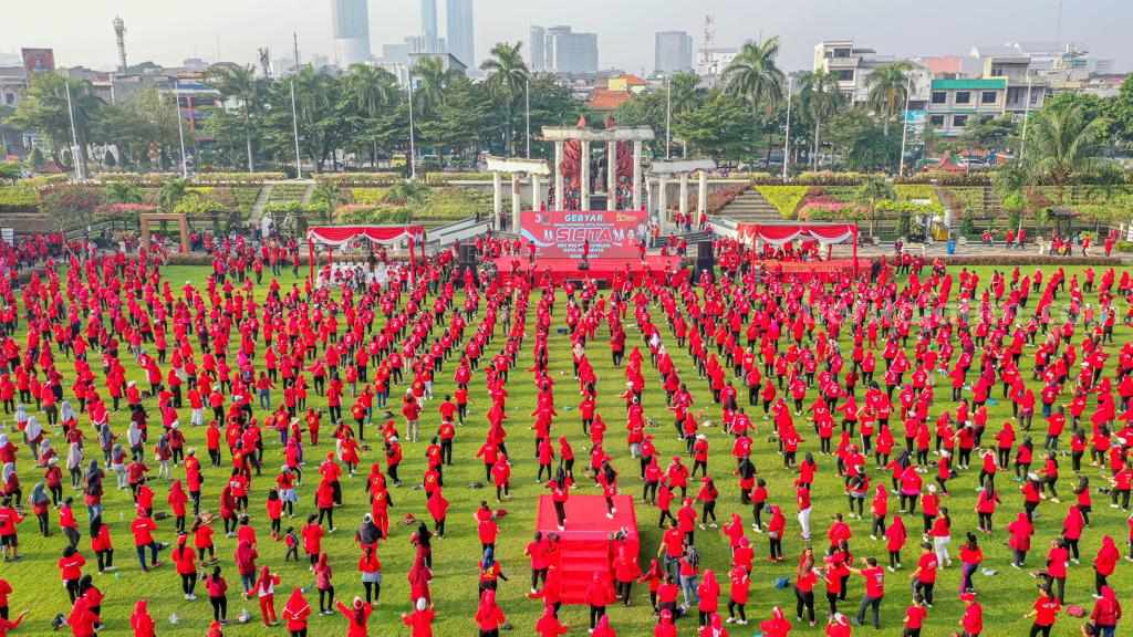 Tugu Pahlawan Memerah, Ribuan Kader Banteng Senam Sicita Sedikitnya 5.000 kader PDI Perjuangan Kota Surabaya mengikuti Senam Indonesia Cinta Tanah Air (Sicita) di Tugu Pahlawan, Minggu (12/3/2023).