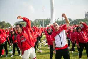 Sedikitnya 5.000 kader PDI Perjuangan Kota Surabaya mengikuti Senam Indonesia Cinta Tanah Air (Sicita) di Tugu Pahlawan, Minggu (12/3/2023).