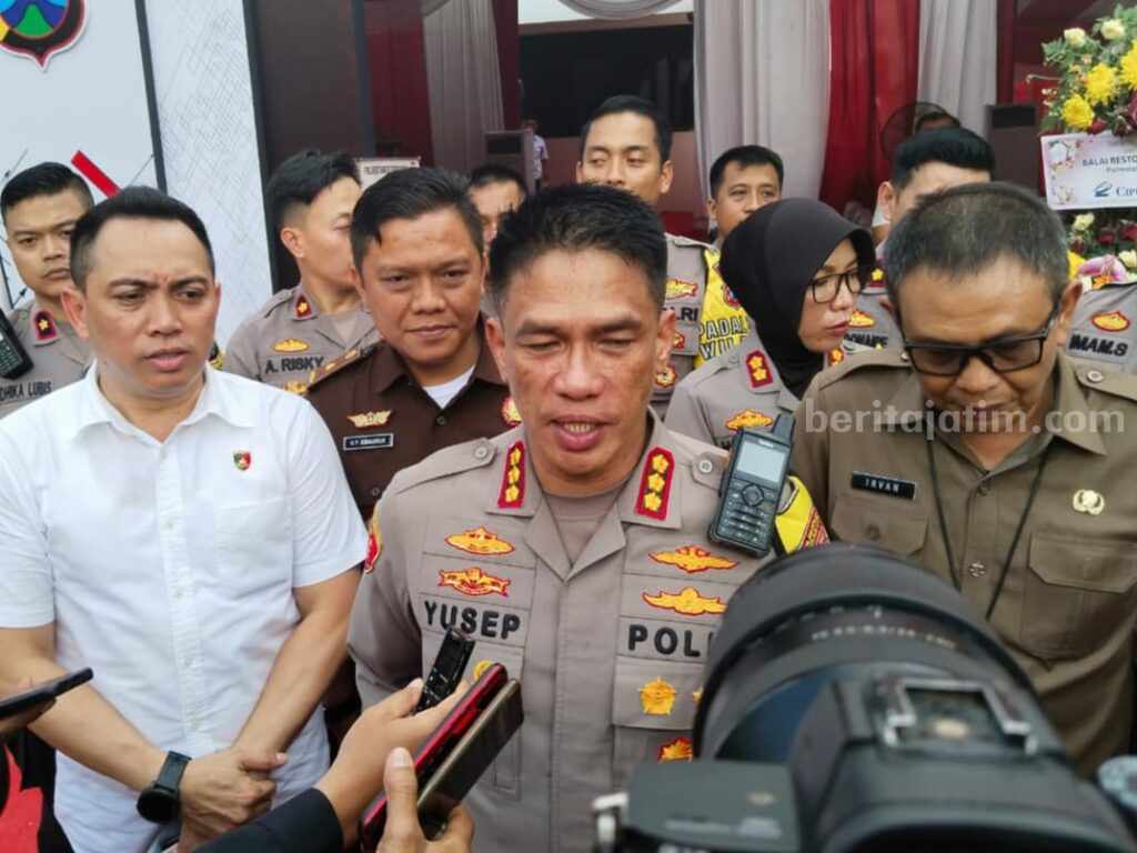 Kapolrestabes Surabaya bersama dengan Kasat Reskrim dan Asistem II Kota Surabaya