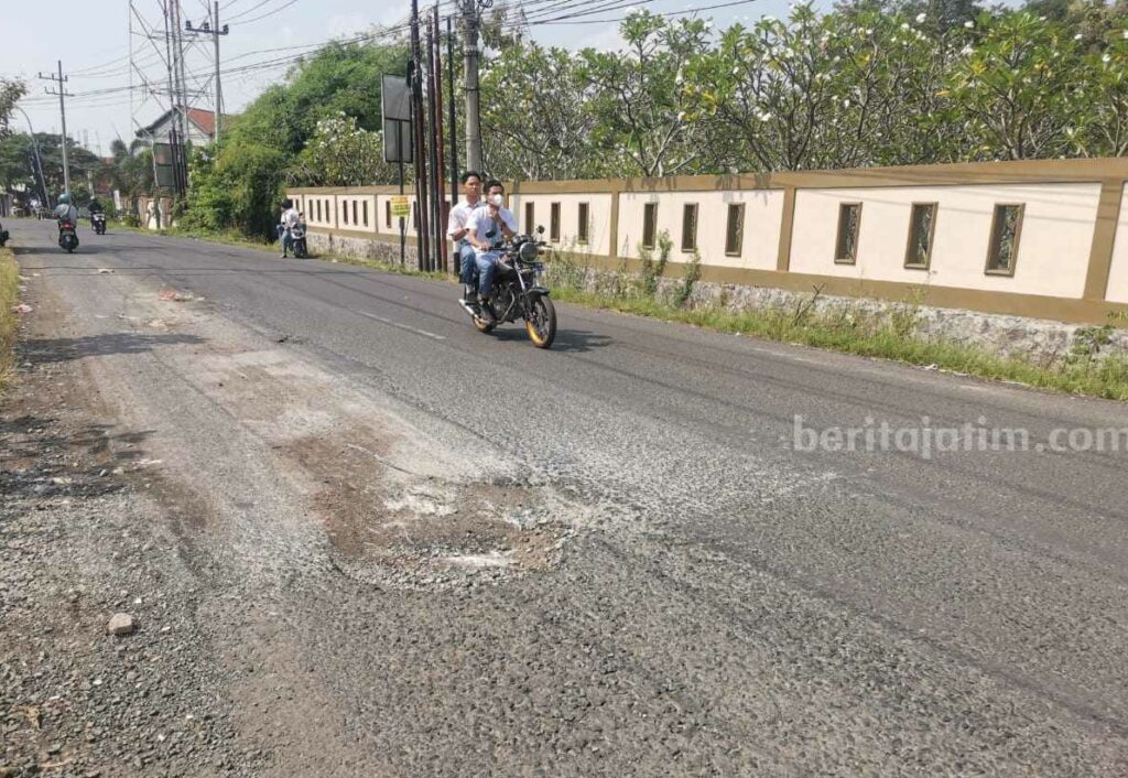 Jalan Raya Hulaan Menganti Gresik Bahayakan Pengendara Motor Jalan Raya Hulaan Menganti Gresik