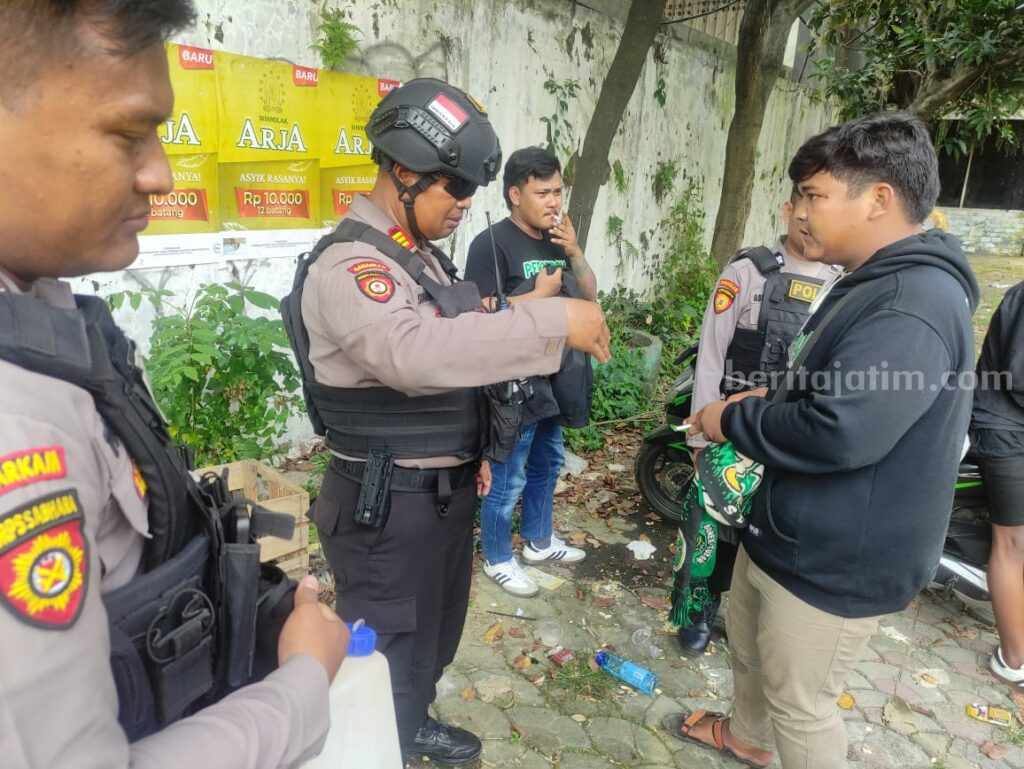 Polisi Gresik Sita Miras saat Razia Suporter Bola Polres Gresik saat melakukan razia suporter bola, Senin (13/3/2023)