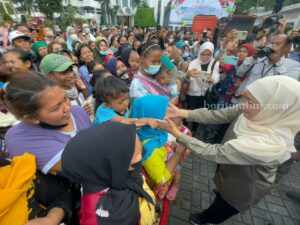 Khofifah saat membagikan sembako untuk warga sekitar