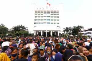 Warga antre pembagian sembako dari Gubernur Khofifah