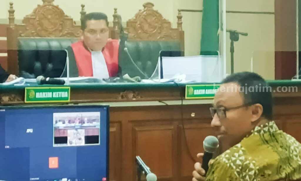 Kepala Bappeda Jatim Beri Keterangan Dalam Sidang Suap Sahat Simandjuntak Kepala Bappeda Jatim, M Yasin saat diperiksa sebagai saksi dalam sidang dugaan suap terhadap Wakil Ketua DPRD Jawa Timur Sahat Tua P Simandjuntak, Selasa (14/3/2023).