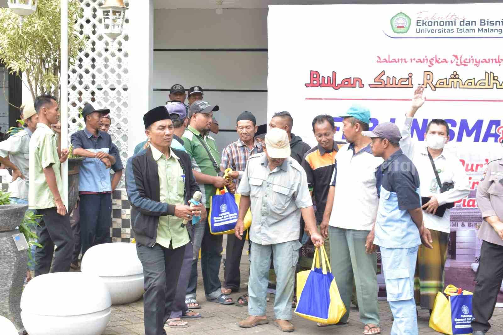 Santunan kepada anak yatim piatu dan dhuafa di depan gedung FEB Unisma (Foto: Istimewa)