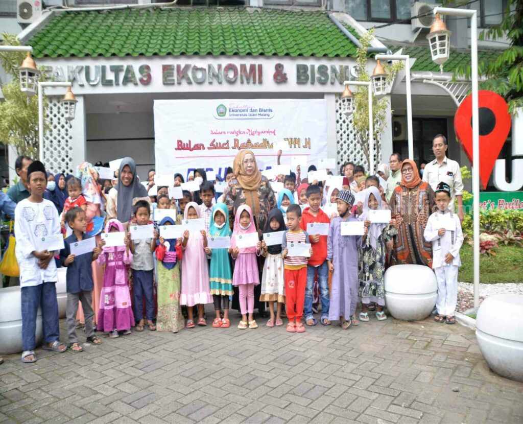 Santunan kepada anak yatim piatu dan dhuafa di depan gedung FEB Unisma (Foto: Istimewa)