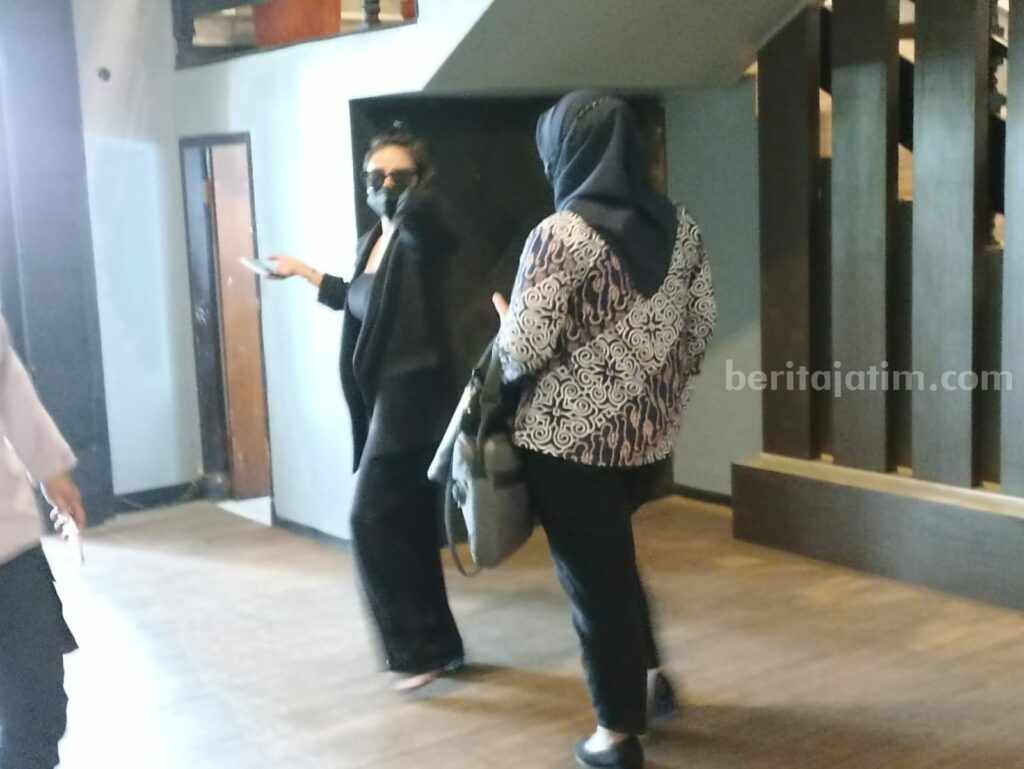 Istri Wahyu Kenzo Bakal Kembali Diperiksa untuk Lacak Aset Member Robot Trading ATG Istri Wahyu Kenzo usai diperiksa polisi sebagai saksi.